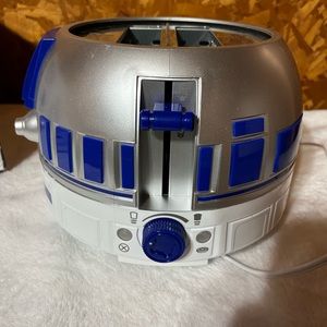 Uncanny Brands Star Wars R2D2 Deluxe Toaster - Lights-Up and Makes Sounds Like A